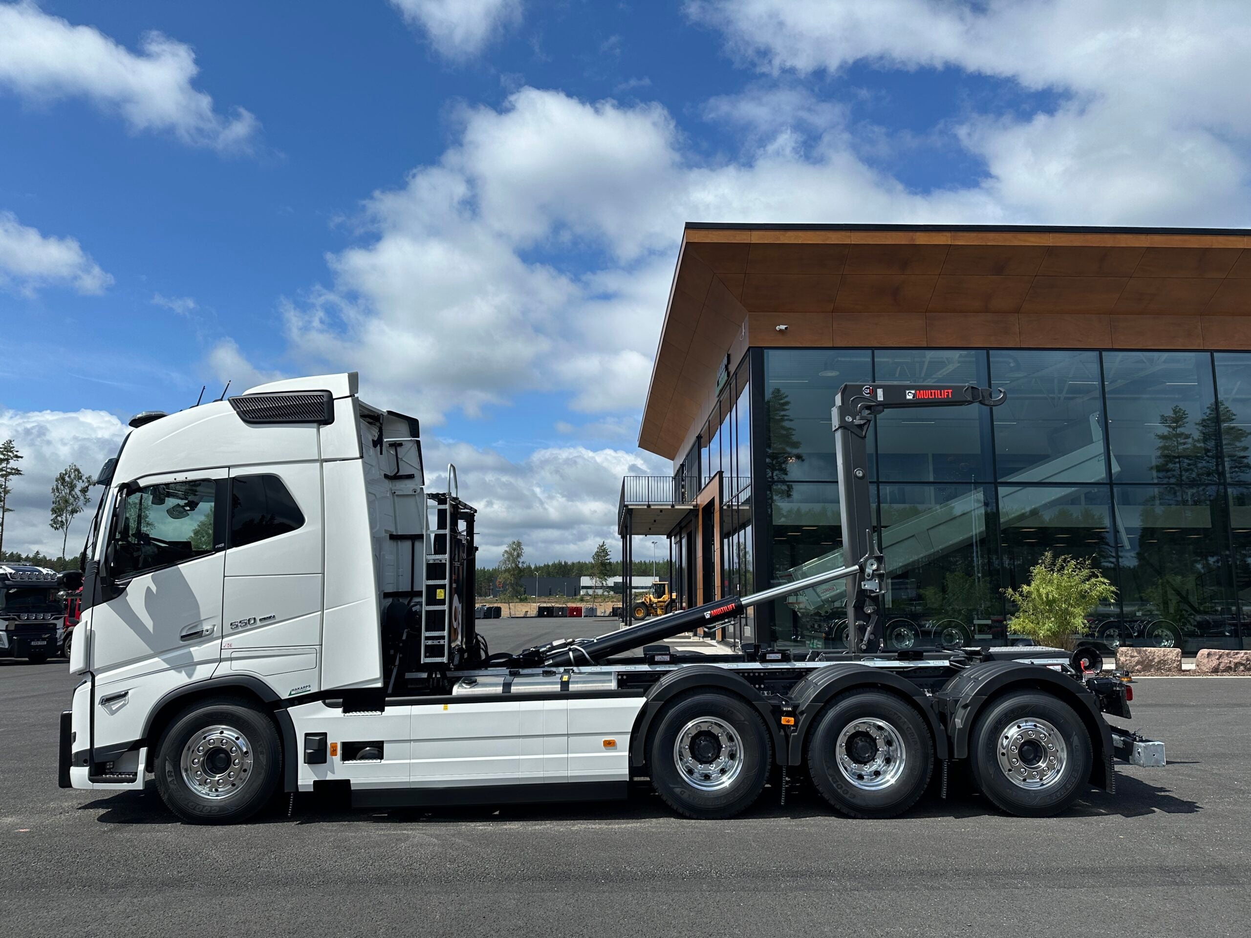 Volvo FH16 550 Tridem lastväxlare fullt plogutrustad med vridbart underbett