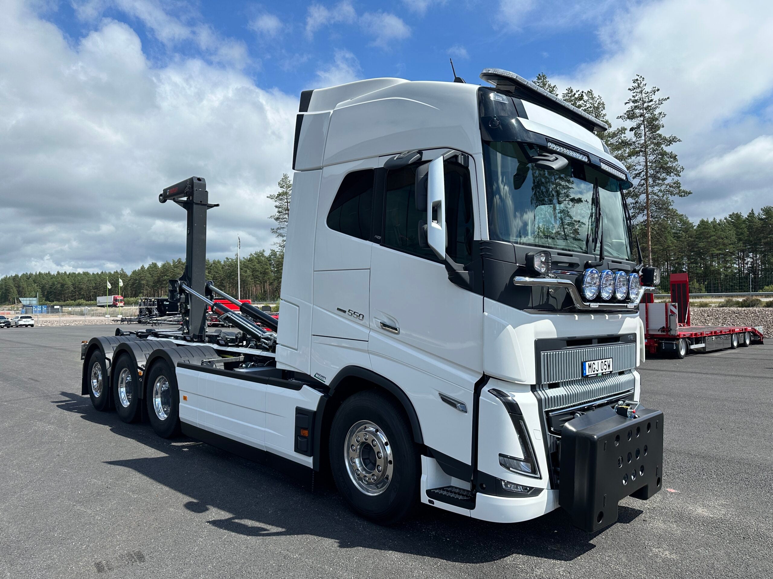 Volvo FH16 550 Tridem lastväxlare fullt plogutrustad med vridbart underbett