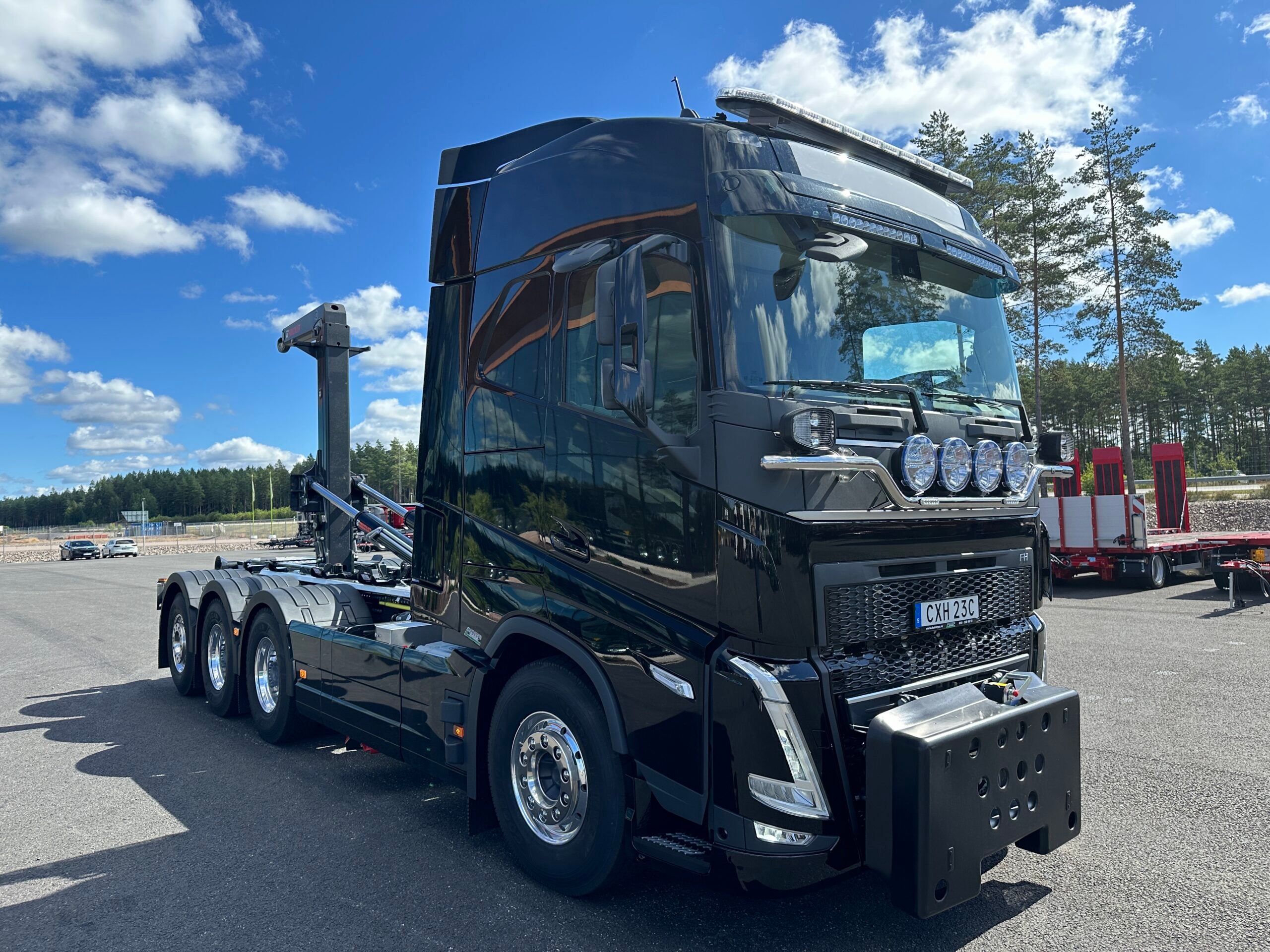 VOLVO FH16 550 Tridem lastväxlare fullt plogutrustad med underbett