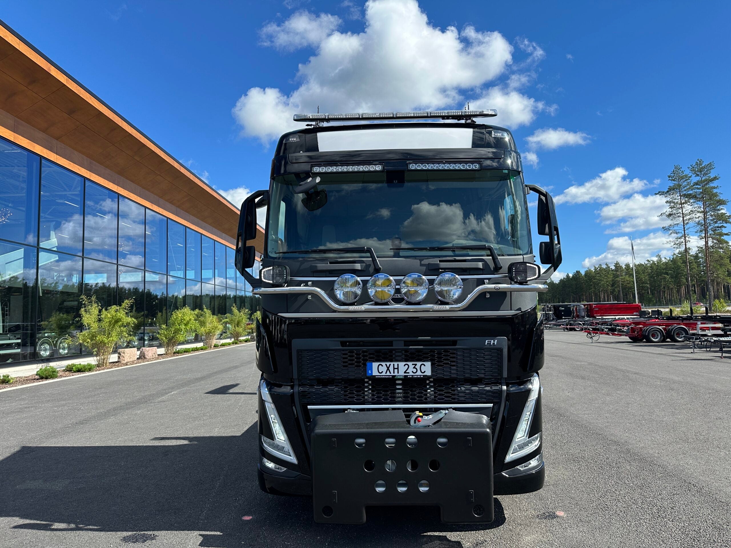 VOLVO FH16 550 Tridem lastväxlare fullt plogutrustad med underbett