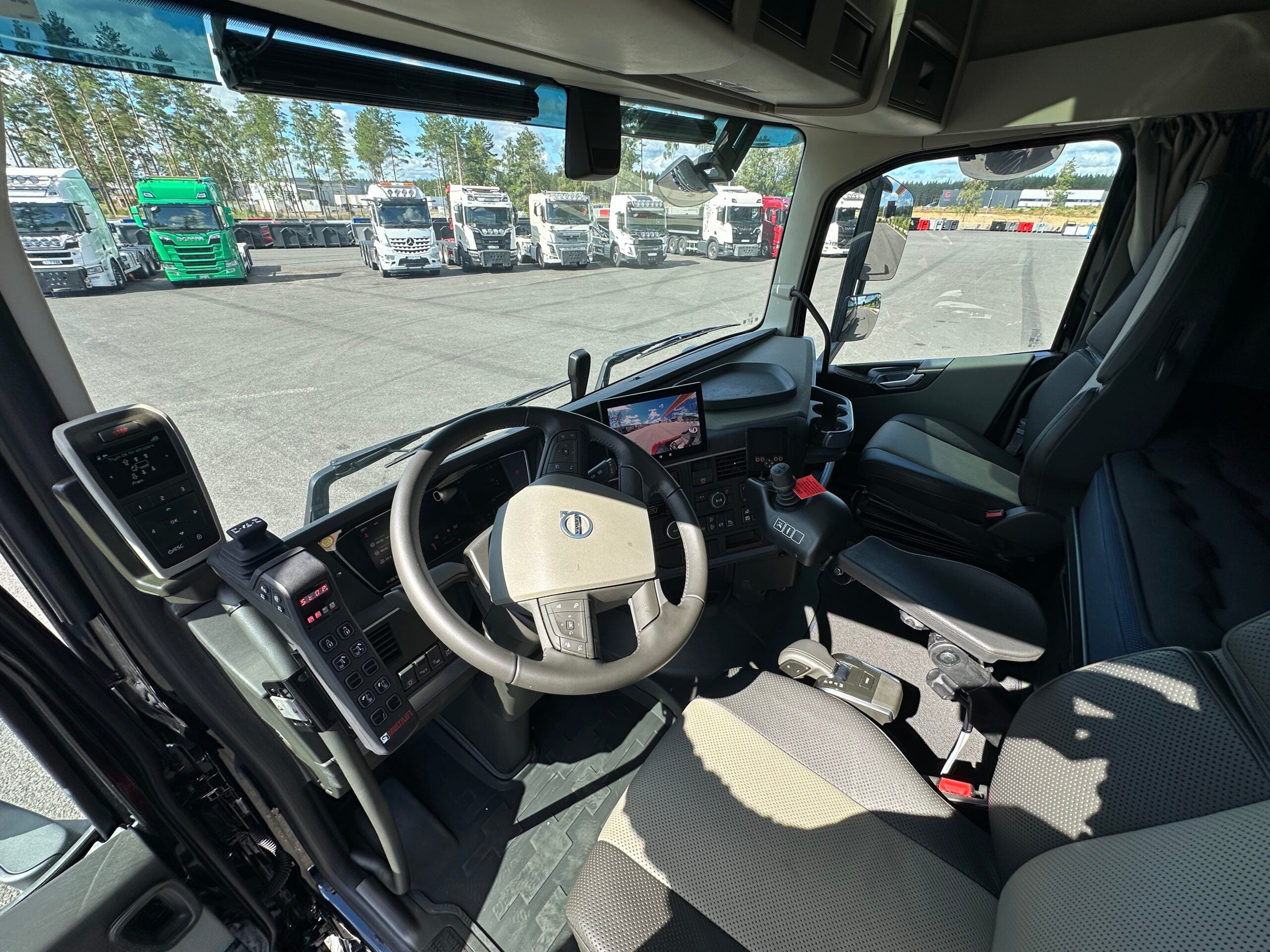 VOLVO FH16 550 Tridem lastväxlare fullt plogutrustad med underbett