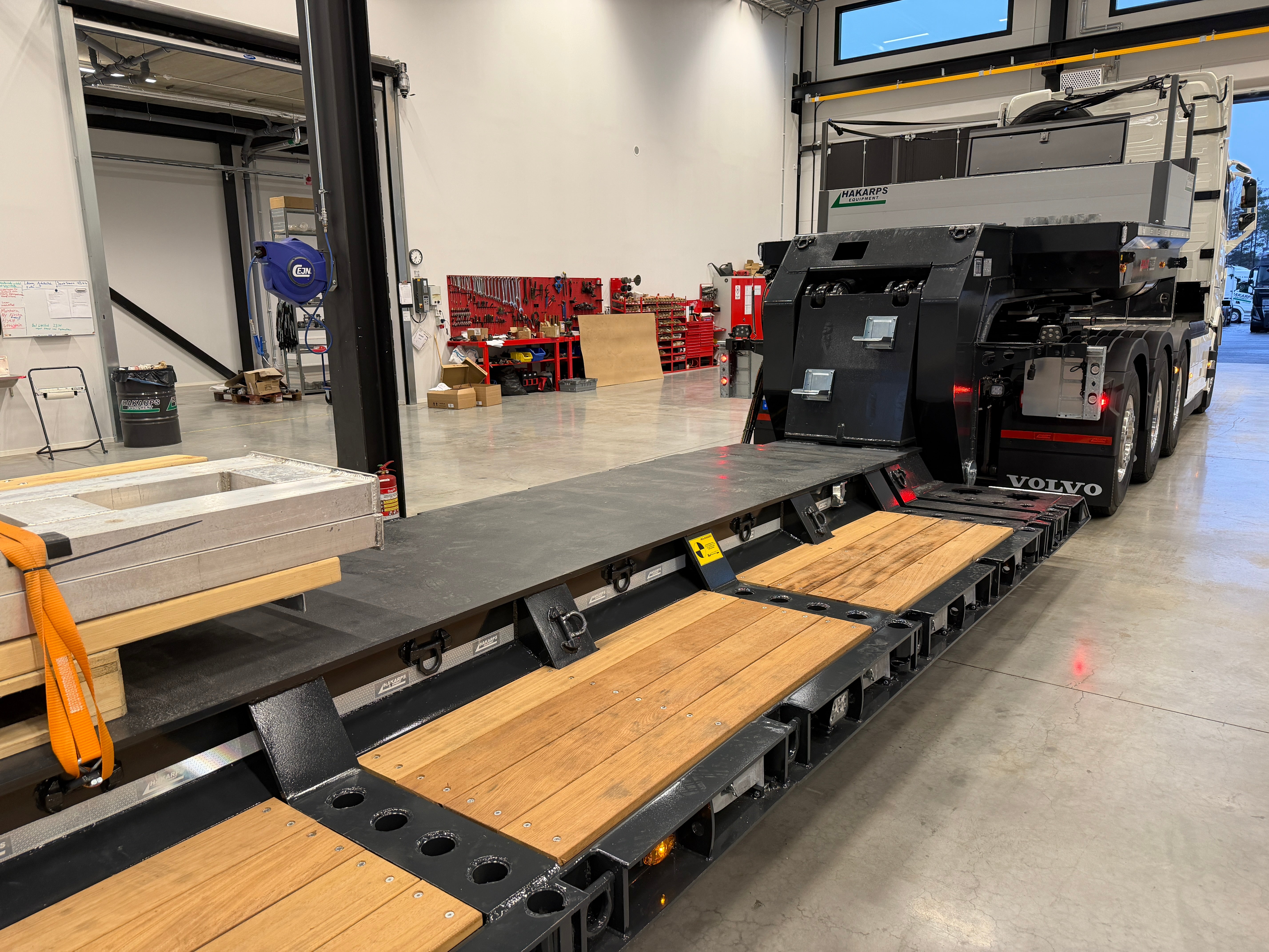 4 axlad ROJO maskintrailer avbröstningsbar svanhals med trumbon